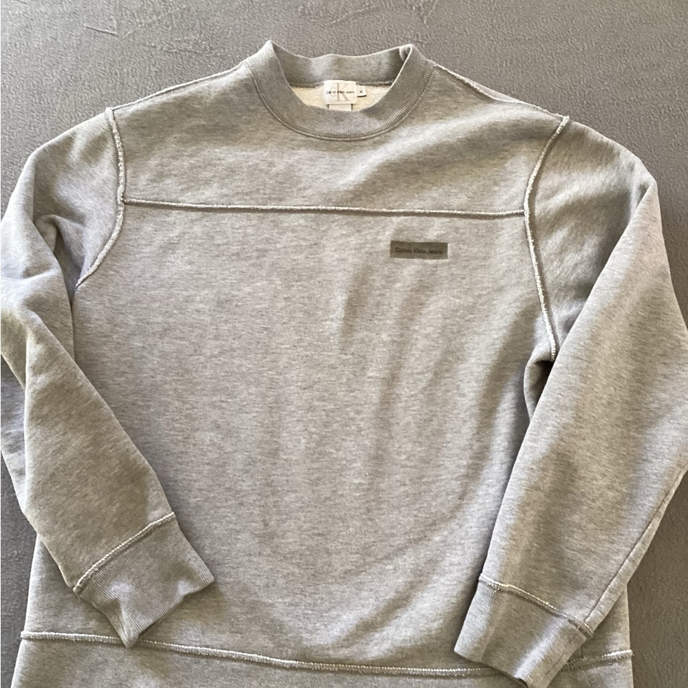 Calvin Klein crew neck sweatshirt-SZ M
PIT TO PIT 20”
Length 25”
Heather Gray